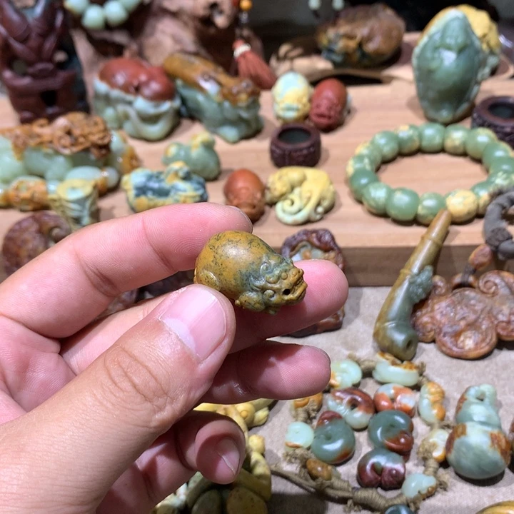 未镶嵌岫岩河磨玉（透闪石质玉）挂件
