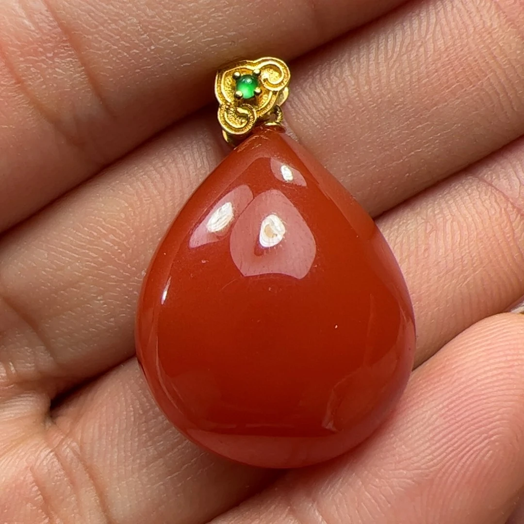 18K金镶嵌吊坠南红玛瑙