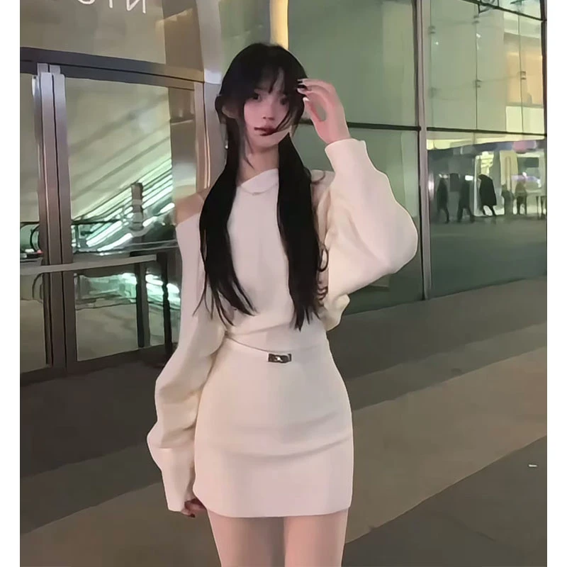 针织连衣裙女2025早秋新款法式气质长袖斜肩收腰显瘦短款包臀裙子