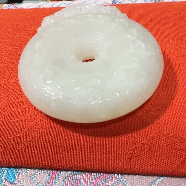 和田玉（糖玉）未镶嵌颈饰和田玉价格美丽漂亮