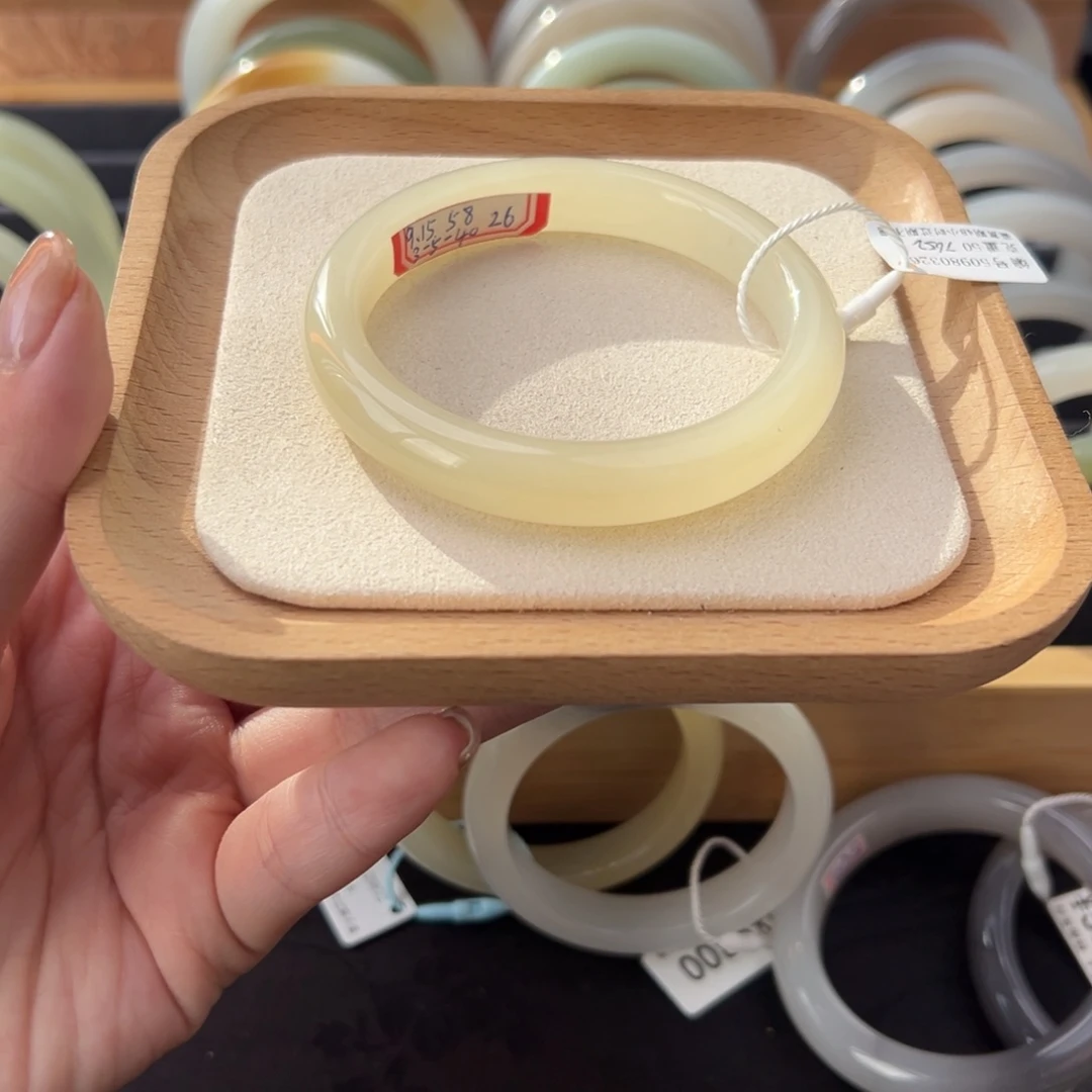 和田玉手镯未镶嵌