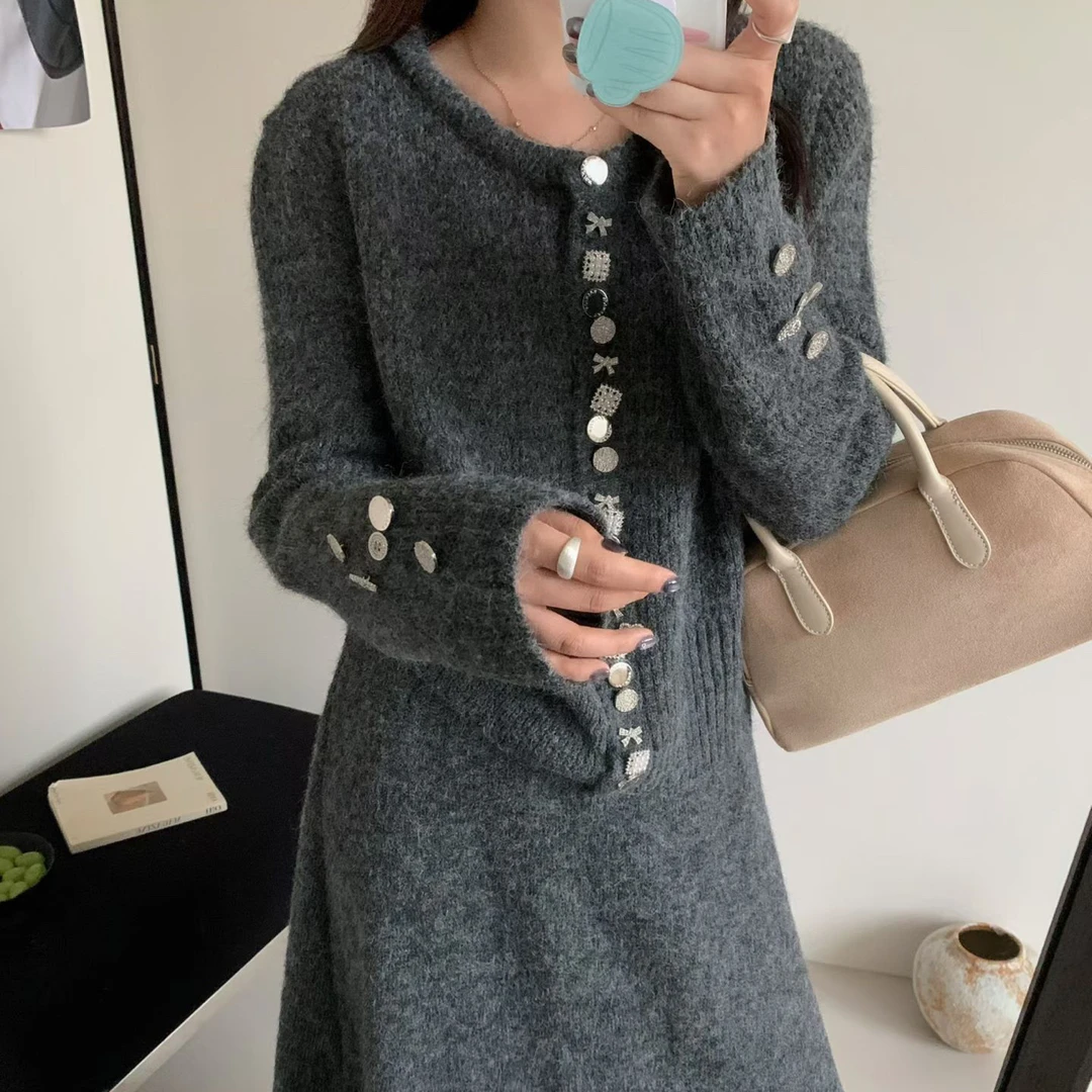 9009 一整套女秋冬高级感金属扣针织开衫+半身裙两件套