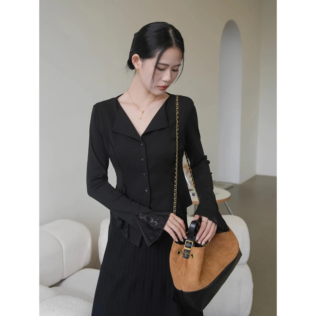 黑色打底衫女2025新款春秋长袖t恤蕾丝拼接内搭喇叭袖v领上衣外穿