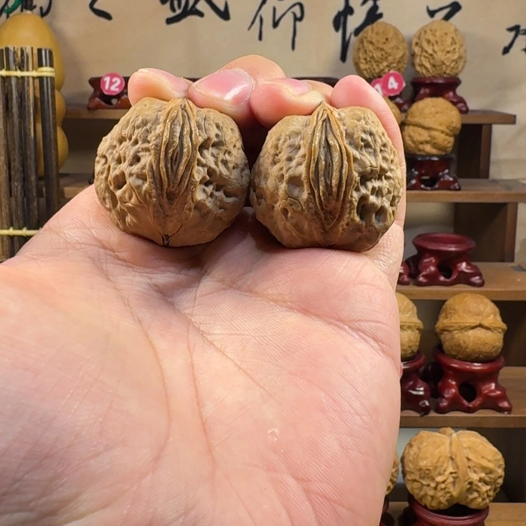 我***哥铁核桃把件手工雕刻生命之源