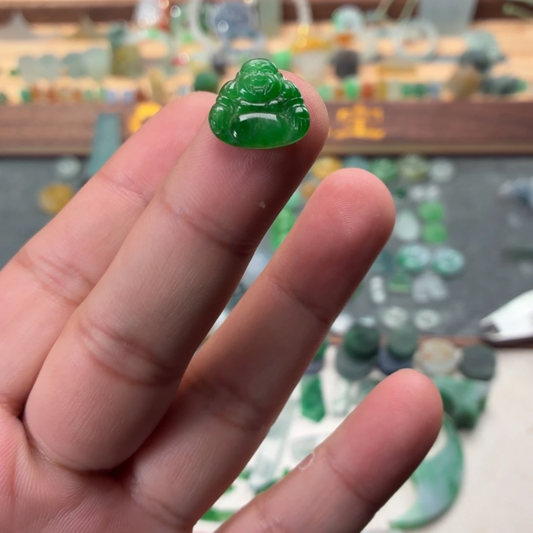 翡翠裸石辣绿佛公