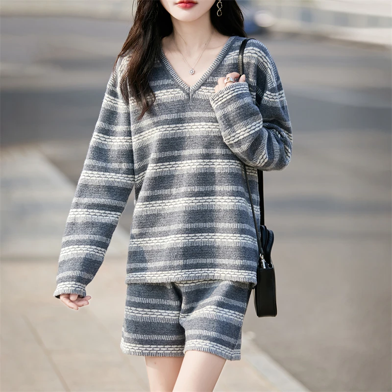 100%纯羊毛衫女V领拼色条纹宽松慵懒风套装+羊毛短裤两件套ZA6520