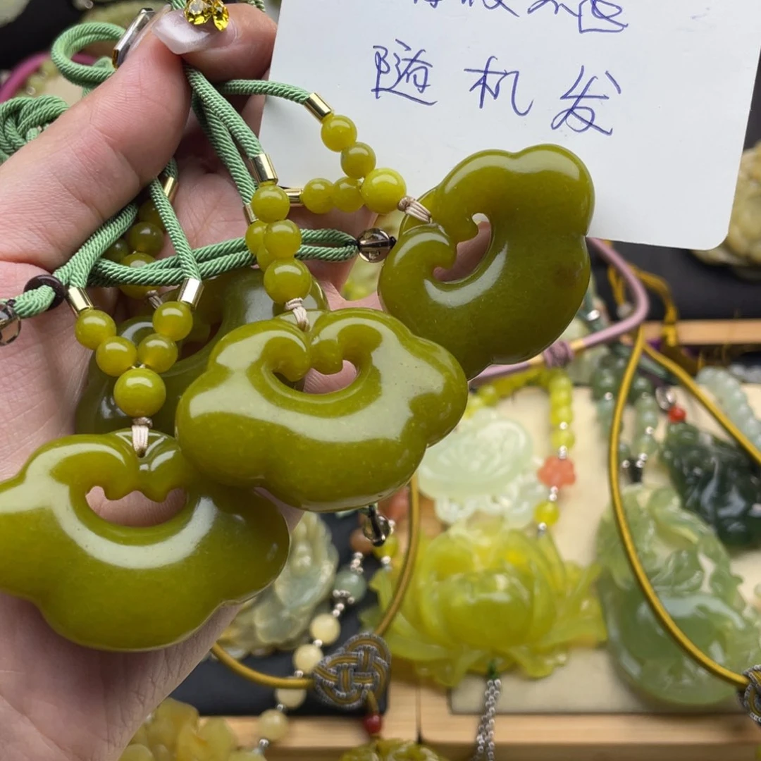 蛇纹石玉颈饰未镶嵌