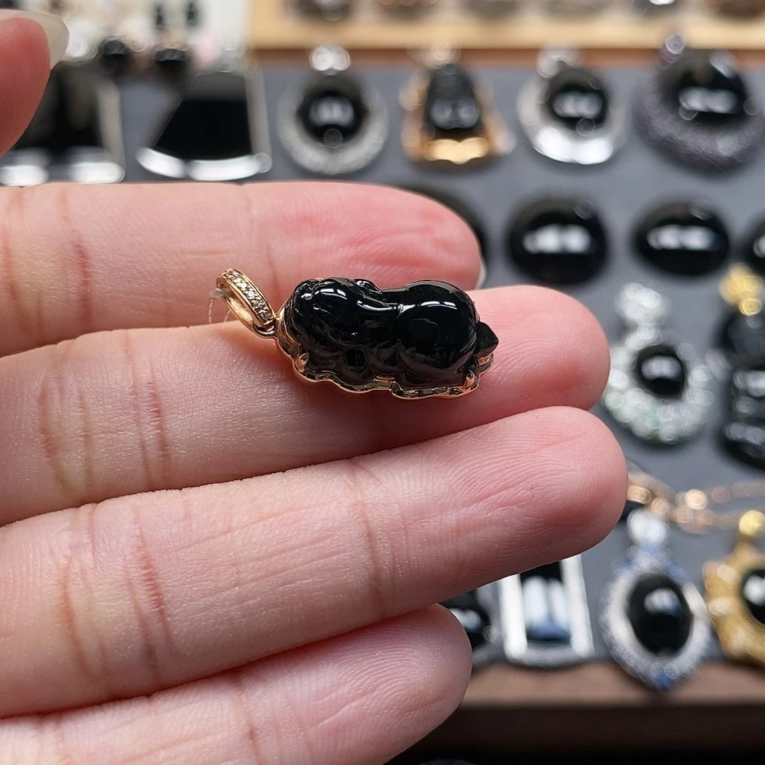 颈饰18K金镶嵌翡翠墨翠貔貅