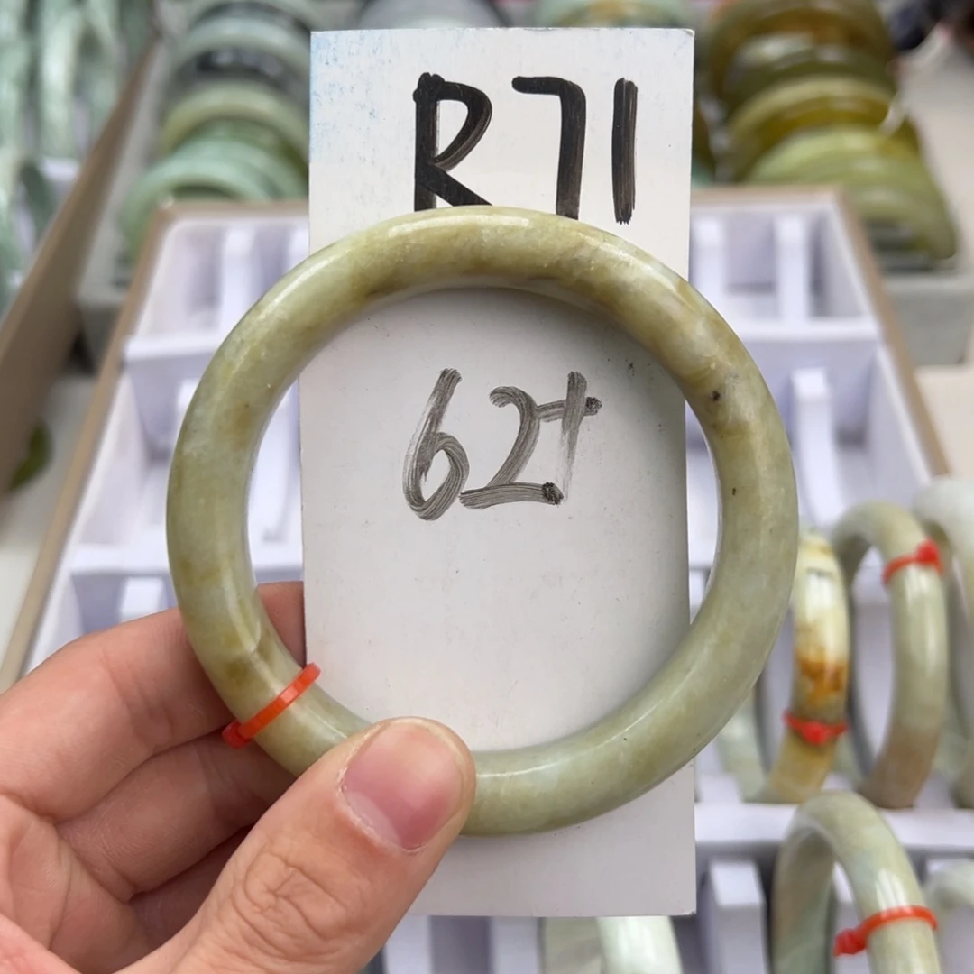 岫玉手镯未镶嵌天然岫玉微瑕，可以正常佩戴