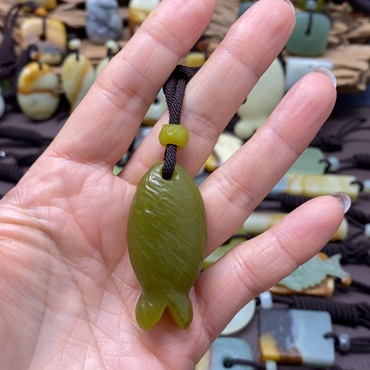 蛇纹石玉未镶嵌颈饰