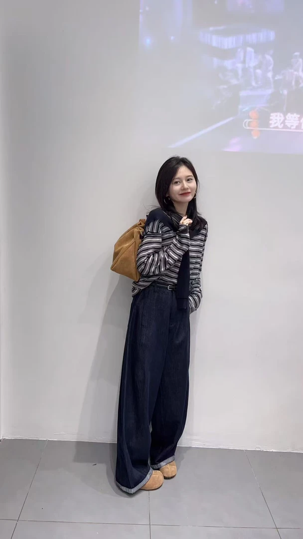2025秋季新款韩版设计感宽松显瘦条纹披肩长袖T恤上衣百搭阔腿裤