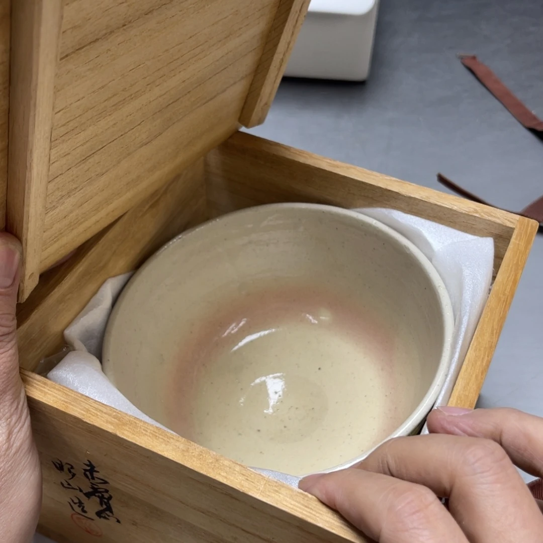 瓷片闪**嬛密密麻麻地排列着一个