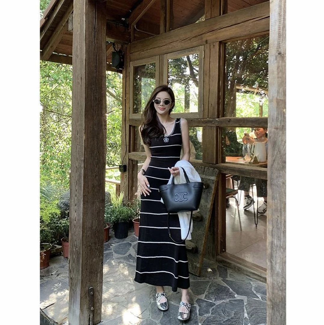 夏季韩系山茶花刺绣黑白条纹撞色U领针织背心连衣裙#9102