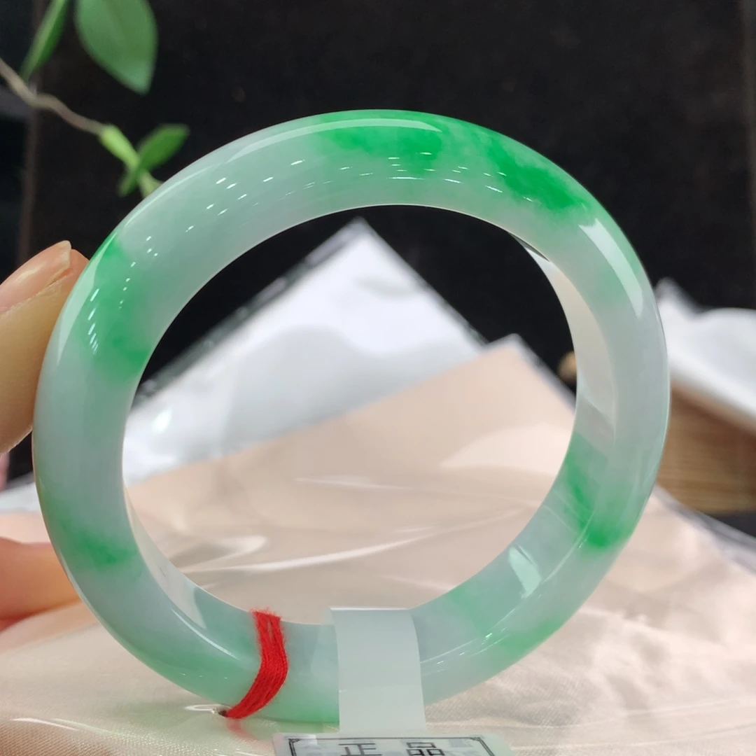 翡翠手镯未镶嵌彩*总价3万。-0128