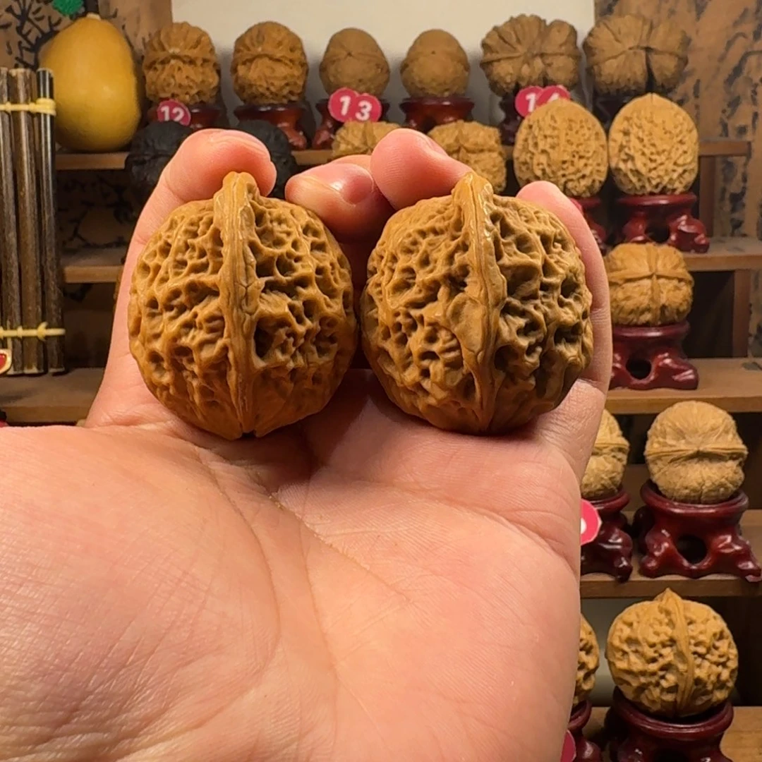 铁核桃把件蚂蚁纹铁官帽