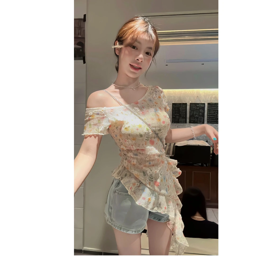 【HuiHui】韩国东大门甜美碎花斜肩不规则修身辣妹上衣（H8123）