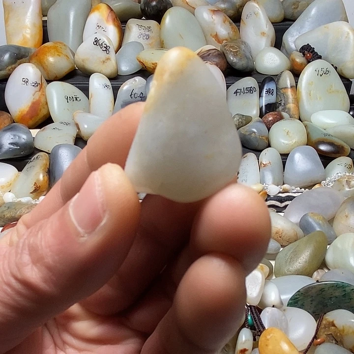 和田玉未镶嵌颈饰吊坠