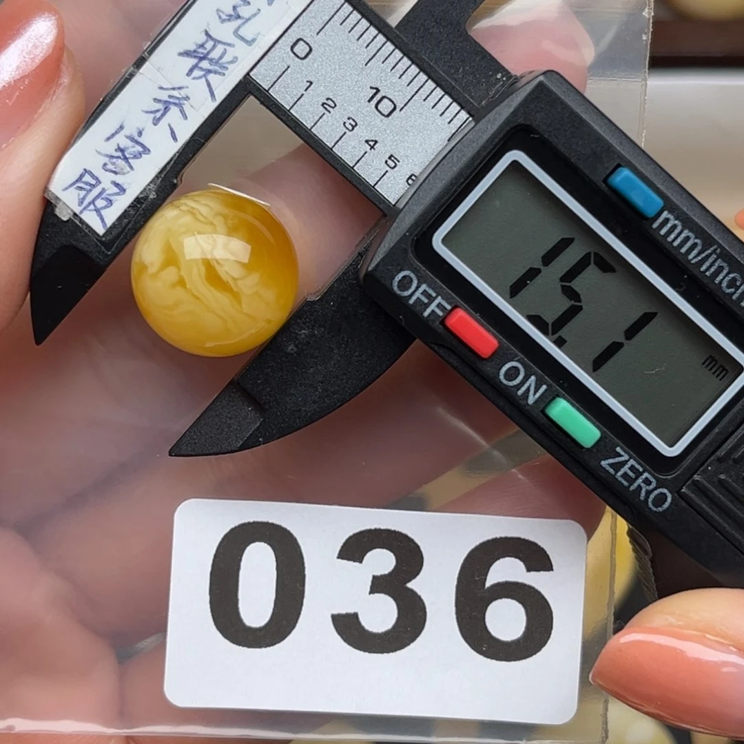 蜜蜡裸石未镶嵌蜜蜡