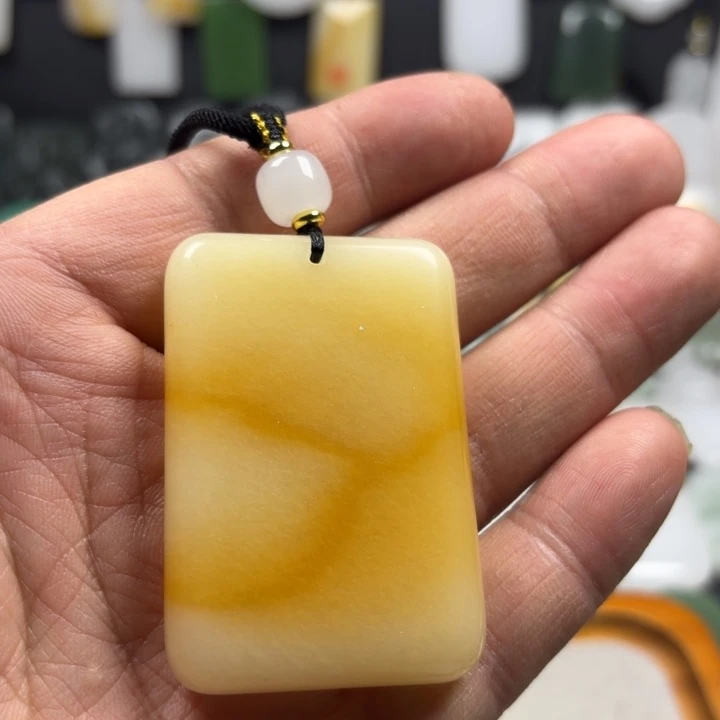 幸***f石英质玉（金丝玉）未镶嵌颈饰