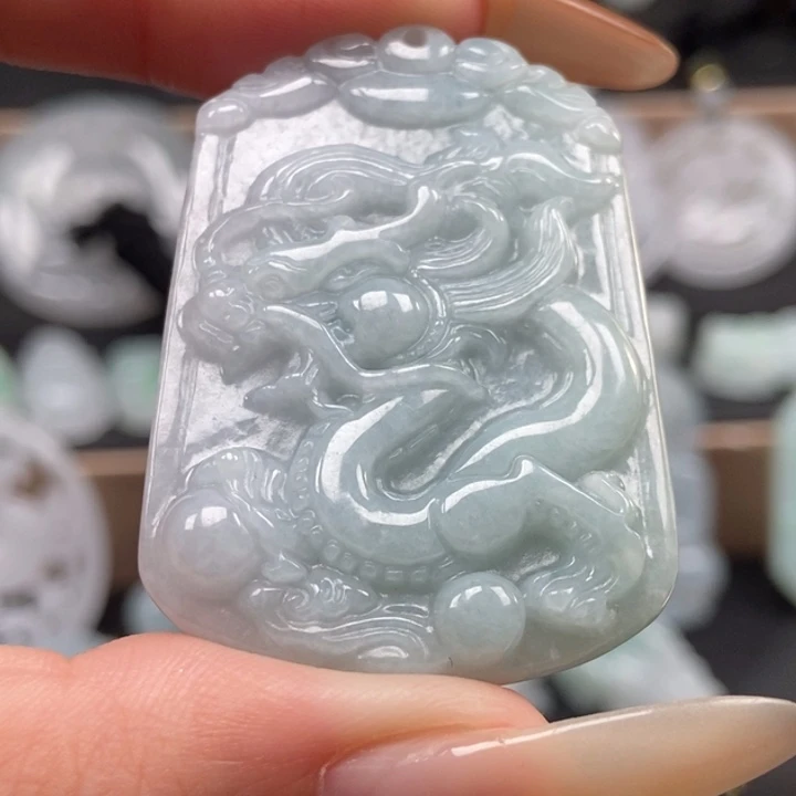 翡翠未镶嵌颈饰龙