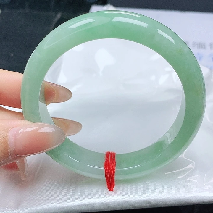 芸***慧翡翠手镯未镶嵌正