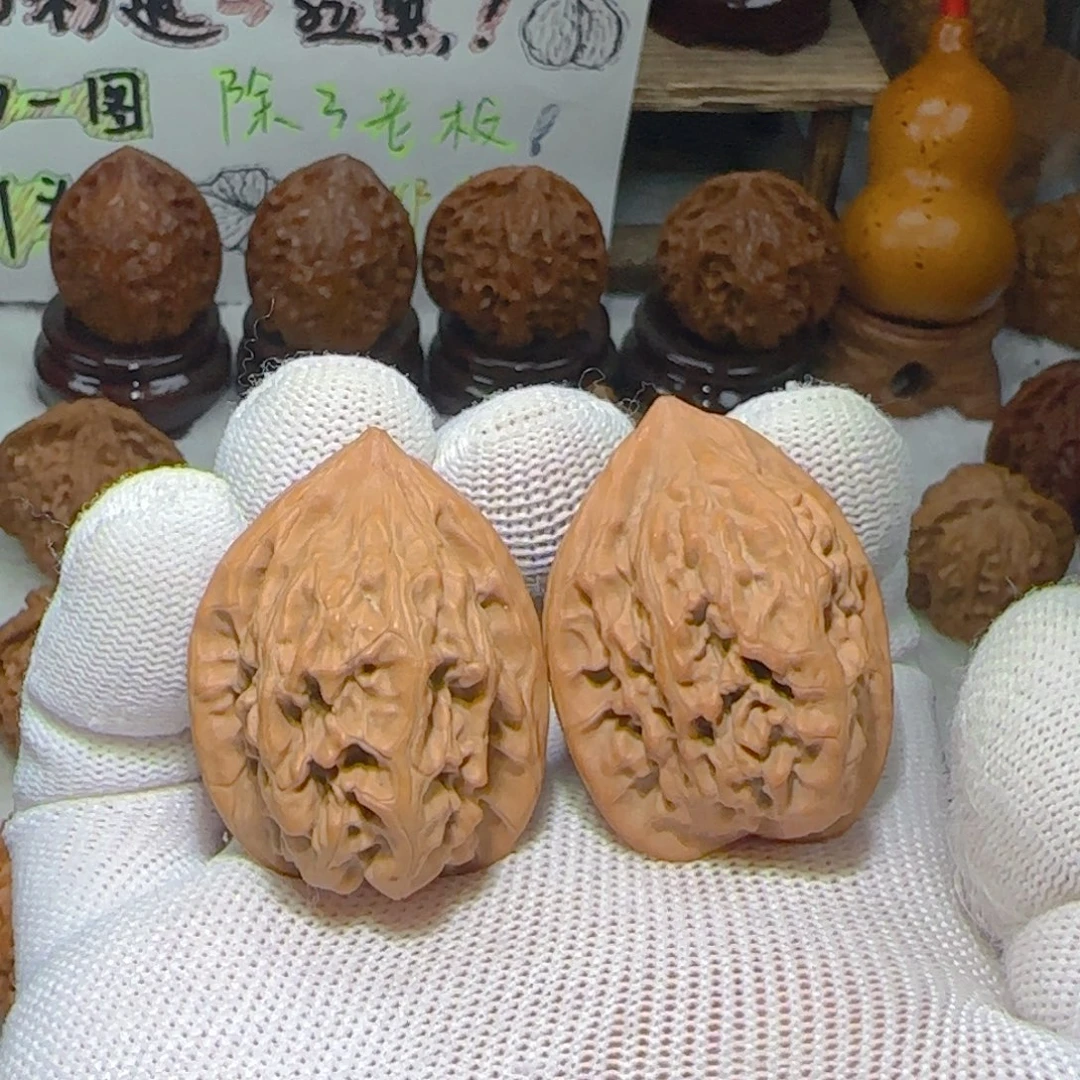 今***虎吊坠文玩核桃红玉鸡心