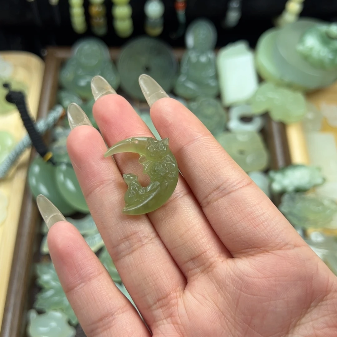 冬***未镶嵌蛇纹石玉颈饰月亮猫4号