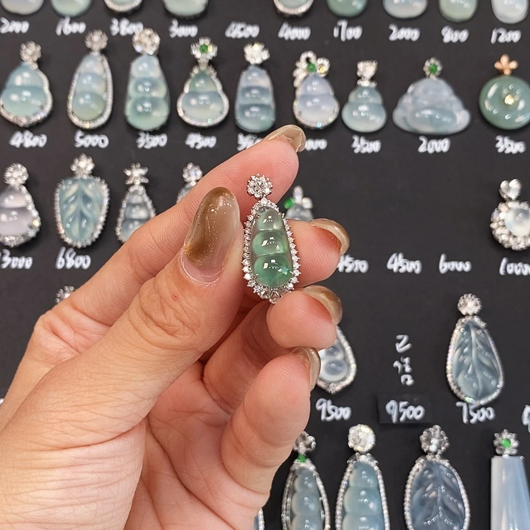 颈饰18K金镶嵌翡翠轻****海天然缅甸A货翡翠福豆