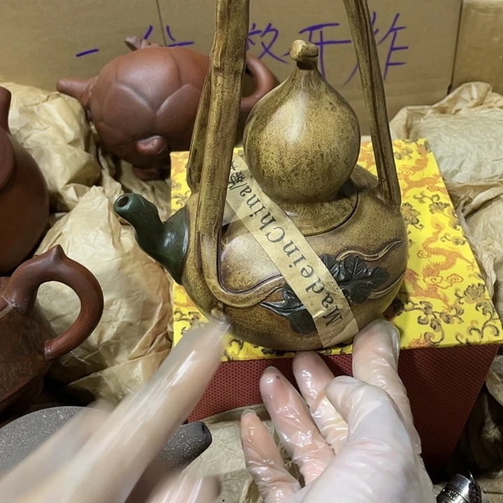 紫砂茶壶矿泥料，手工制作的一把紫砂壶。