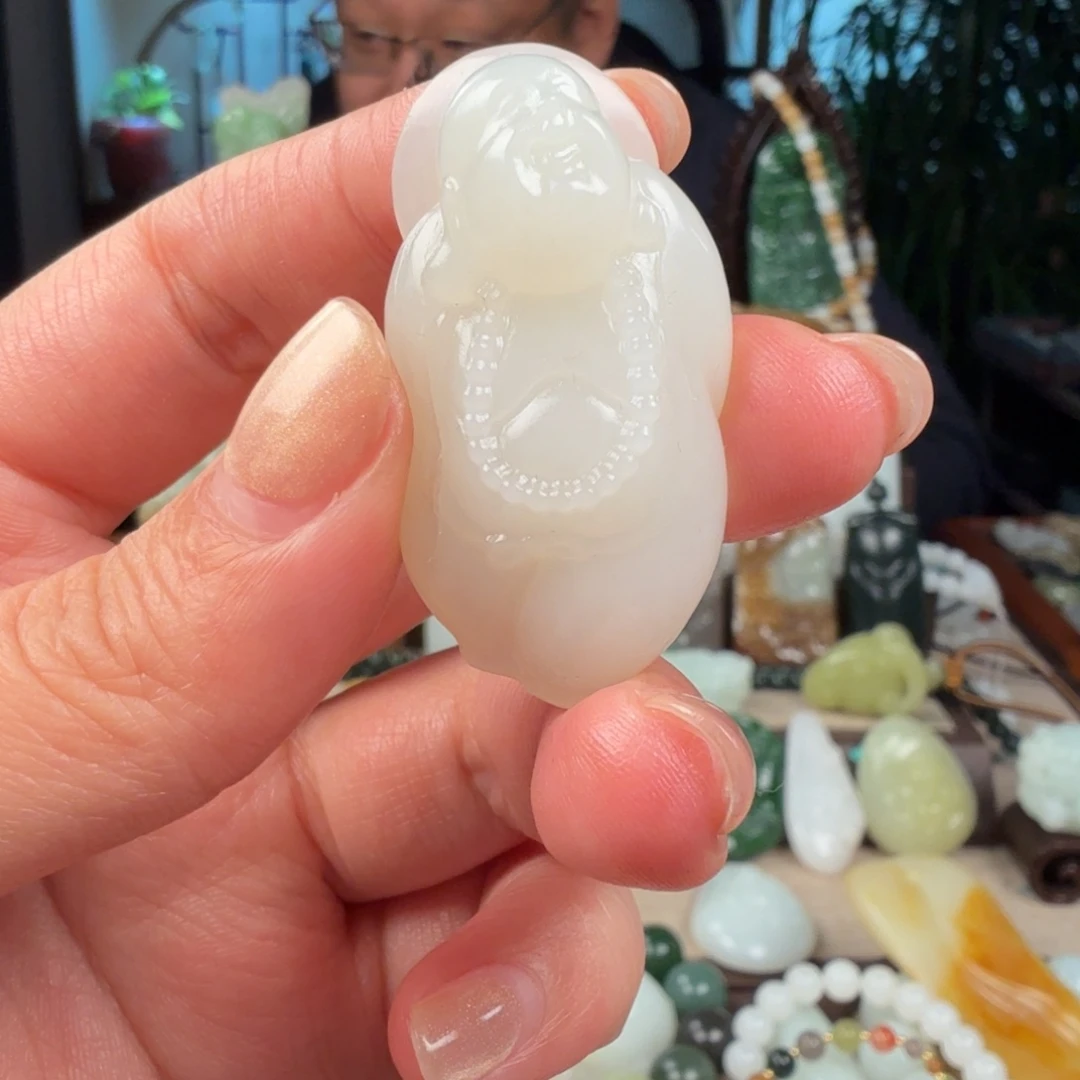 夏***兔和田玉未镶嵌颈饰