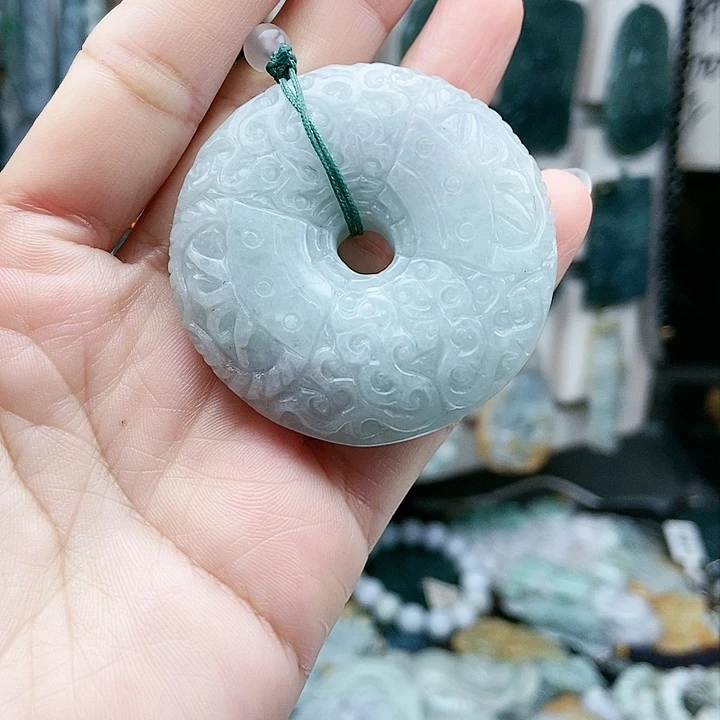 颈饰足铂镶嵌翡翠翡翠