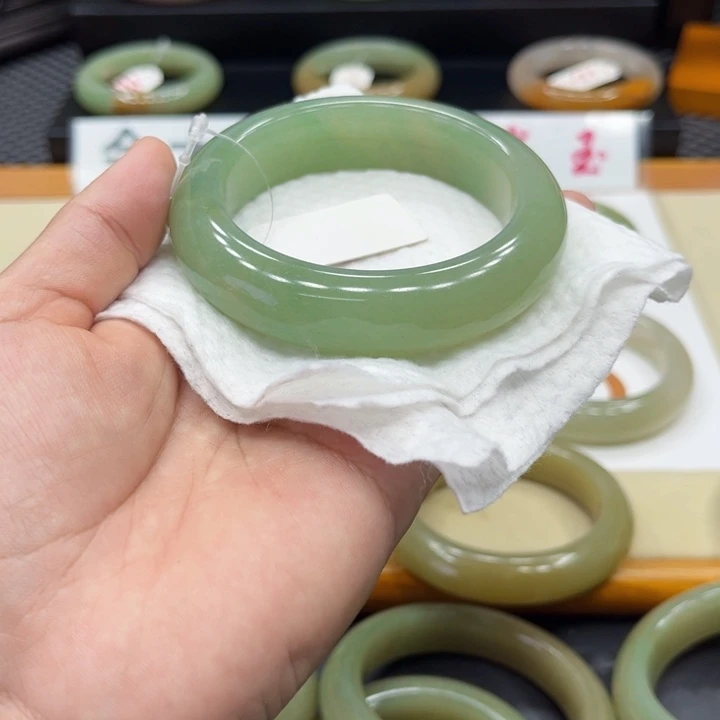 未镶嵌手镯石英质玉阿*
