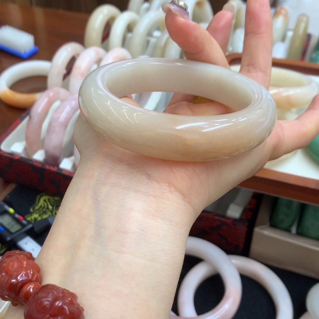 虾***o石英质玉未镶嵌手镯