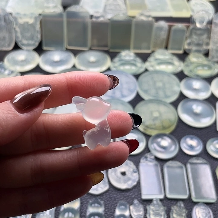 岫玉未镶嵌颈饰小鹿