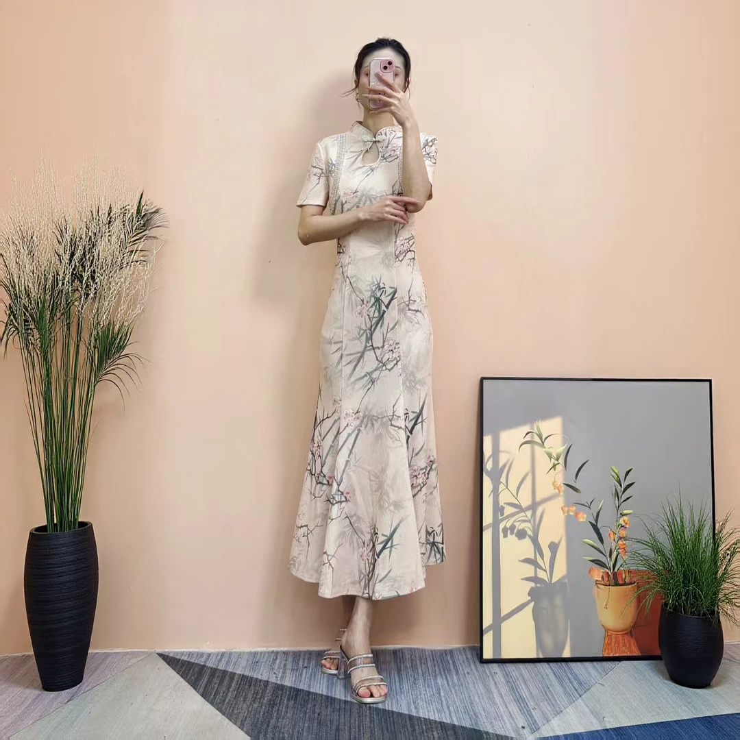 [依易原创]新中式气质优雅寒梅肌理感浮雕暗纹钉珠旗袍长裙E1114