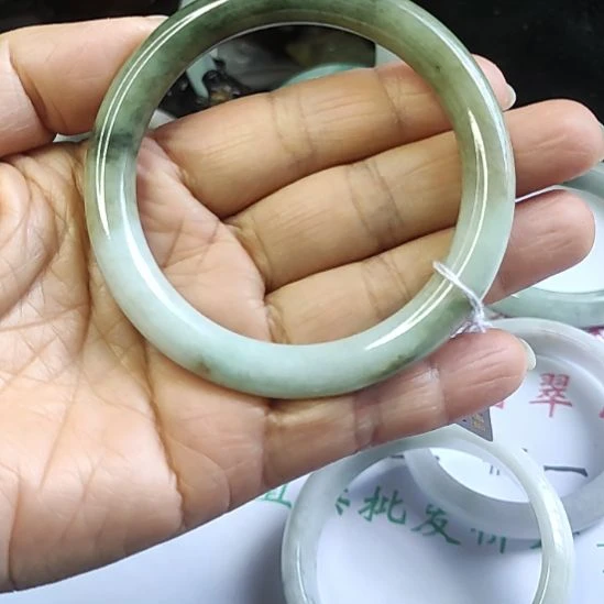 翡翠未镶嵌手镯 渐变系果绿，黄翡