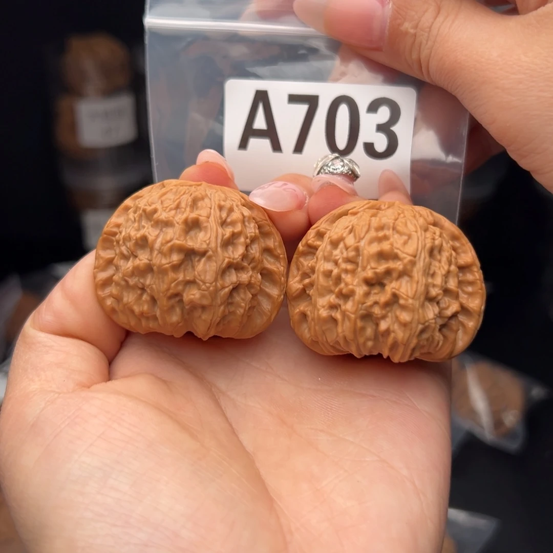 文玩核桃吊坠白狮子43+