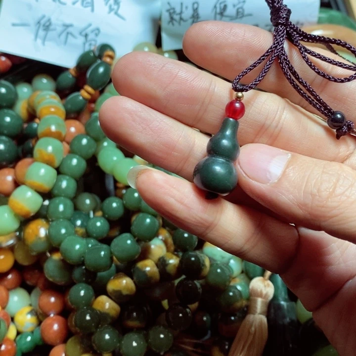 蛇纹石玉颈饰合金