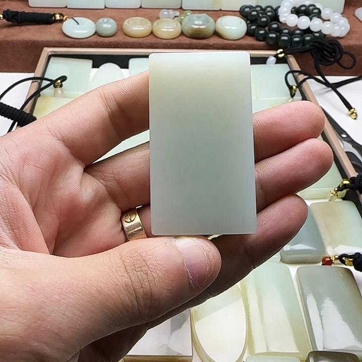 祥***存和田玉未镶嵌颈饰