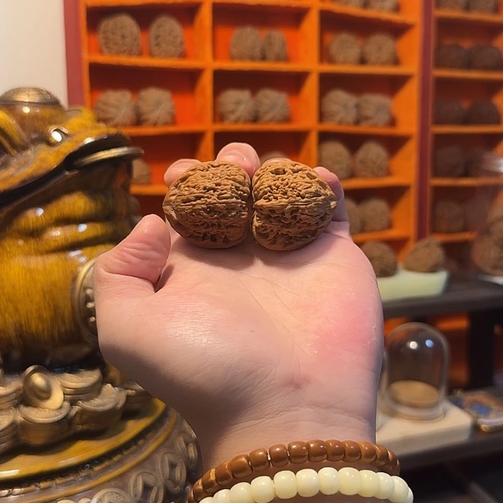 文玩核桃吊坠南疆石有色差