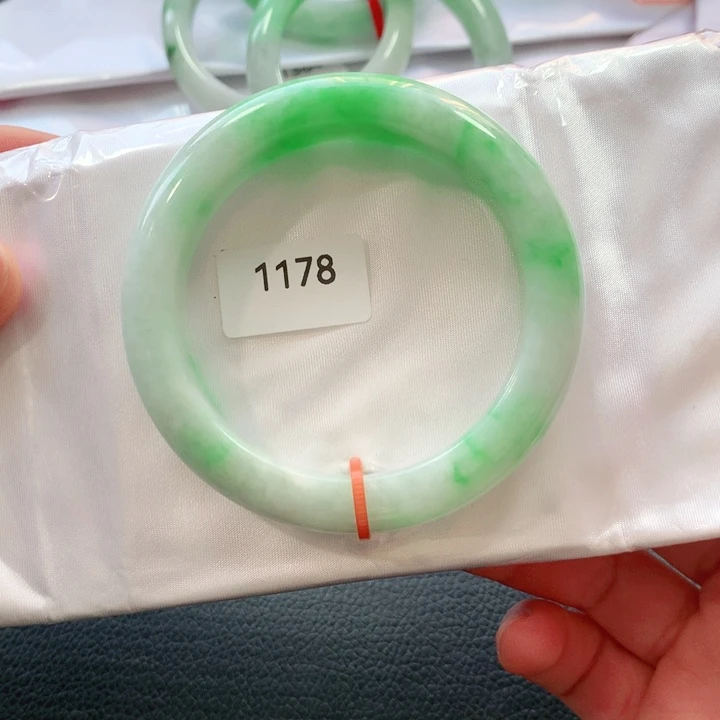翡翠手镯未镶嵌天然翡翠手镯