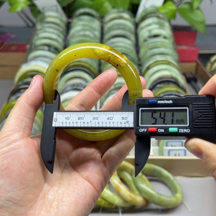 蛇纹石玉未镶嵌手镯1