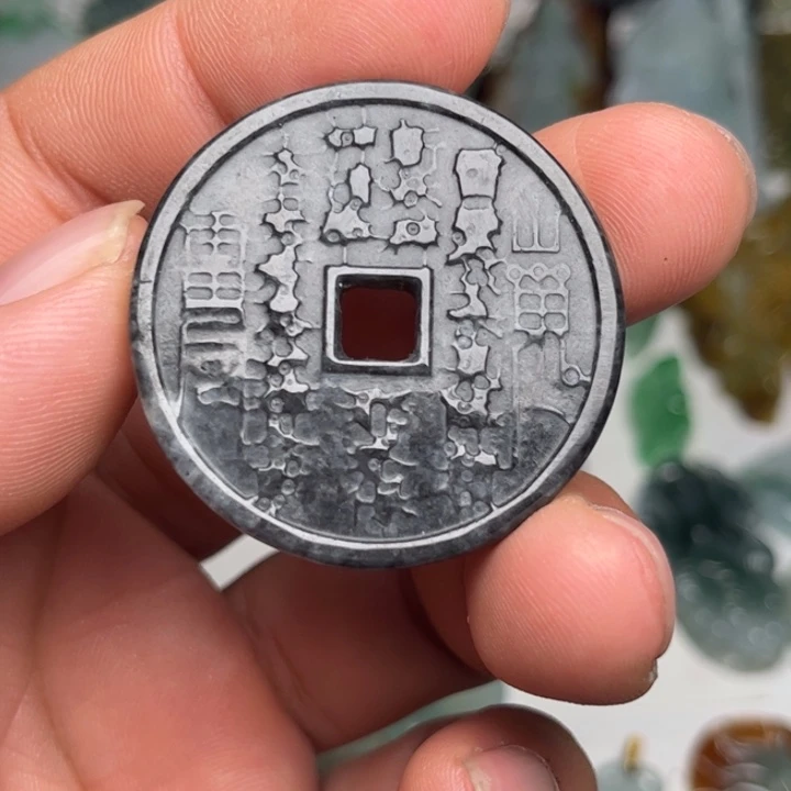 翡翠未镶嵌颈饰山鬼花钱