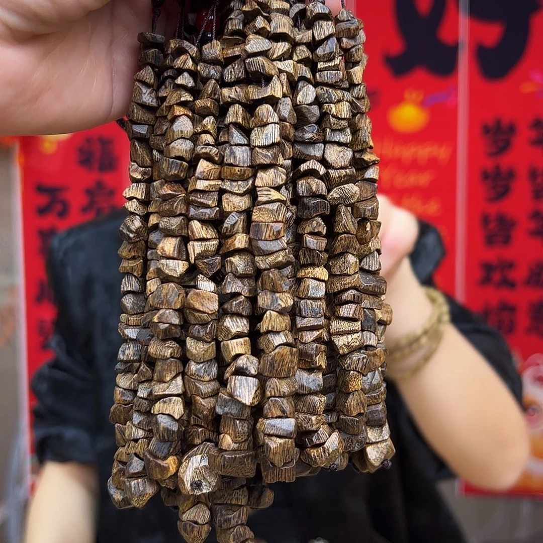 沉香吊坠海南老白奇金丝红油天然老壳子多样性发货一条