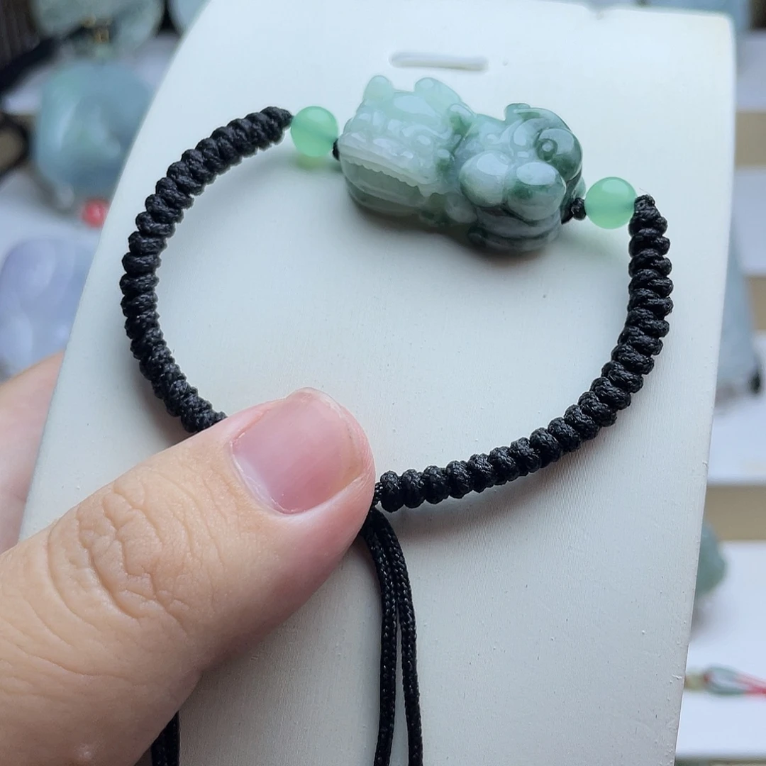 翡翠未镶嵌颈饰貔貅