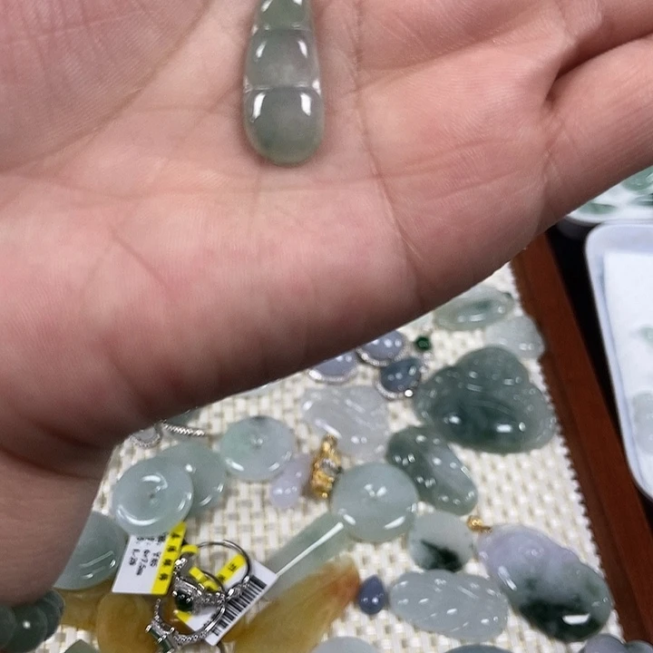 迅***捷翡翠未镶嵌颈饰豆子