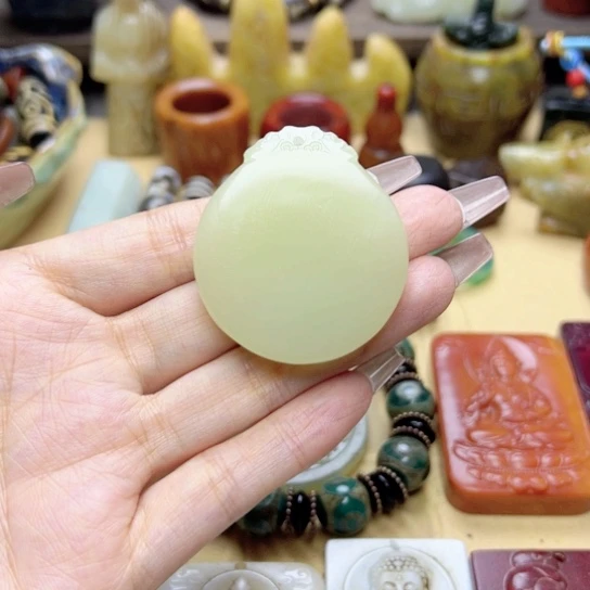 蛇纹石玉未镶嵌颈饰