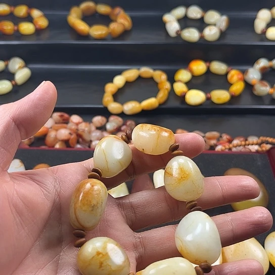 姚***昌颈饰未镶嵌和田玉