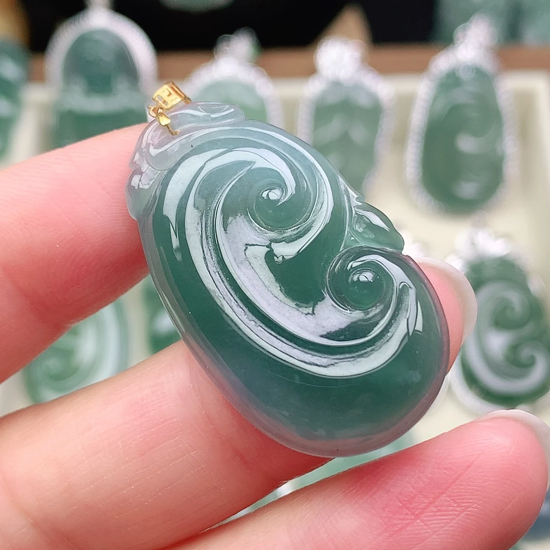 翡翠18K金镶嵌颈饰吊坠