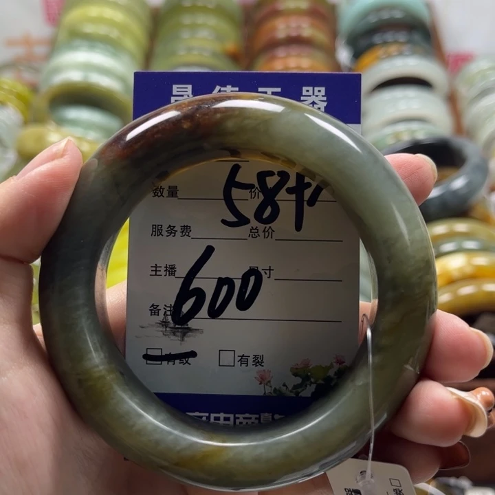 蛇纹石玉手镯未镶嵌猪*儿